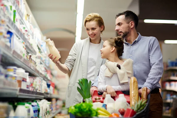 Portrait Happy Family Shopping Grocery Store Choosing Milk Dairy Product — Stock Photo, Image