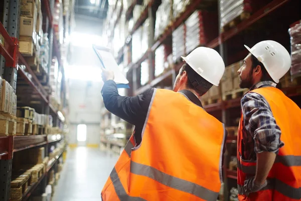 Gerentes Revisão Discutindo Quantidade Mercadorias Carregadas Racks — Fotografia de Stock