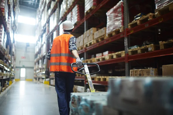 Trabalhador Capacete Empilhadeira Puxando Uniforme Com Produtos Embalados — Fotografia de Stock