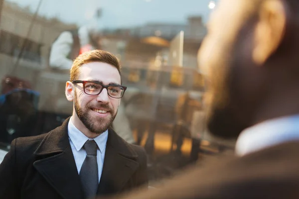 Slimme Agent Gesprek Met Een Collega Klant Buitenshuis — Stockfoto