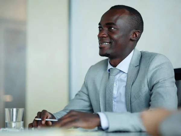 Portrét Úspěšný Americký Podnikatel Sedí Stolu Moderní Kanceláři Usmívající Naslouchal — Stock fotografie