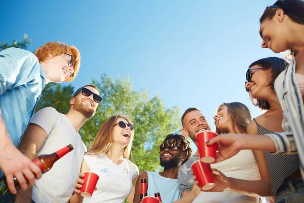 Zorgeloos Vriendenkring Met Drinken Praten — Stockfoto