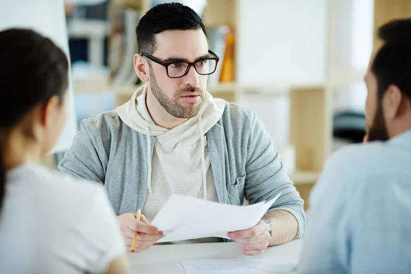 Uomo Fiducioso Rispondere Alle Domande Dei Datori Lavoro Durante Colloquio — Foto Stock