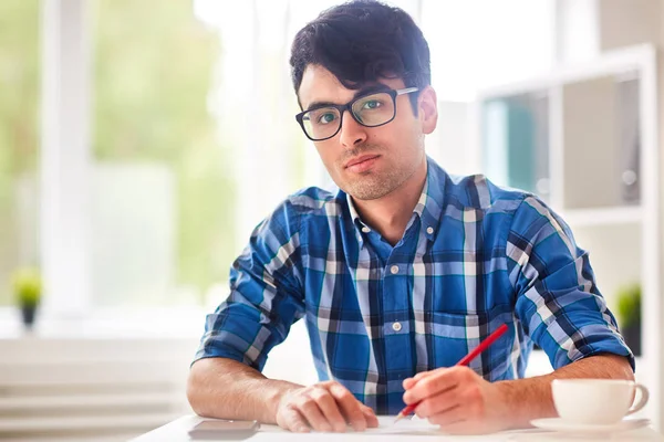 Jeune Designer Chemise Lunettes Regardant Caméra Tout Esquissant — Photo