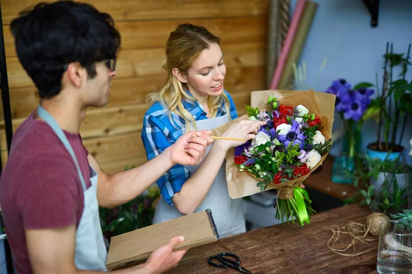 Vendedores Flores Discutiendo Nuevo Ramo — Foto de Stock