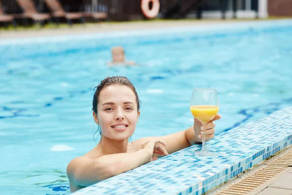 Mooie Reiziger Met Glas Sinaasappelsap Tijd Doorbrengen Het Water Resort — Stockfoto