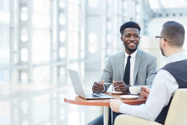 Portret Van Succesvolle Afro Amerikaanse Zakenman Glimlachen Tijdens Ontmoeting Met — Stockfoto