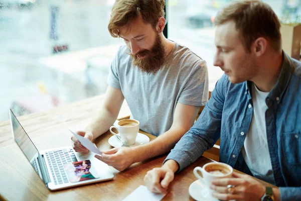 Två Unga Skäggiga Vänner Samlades Mysiga Kaffehuset Och Titta Igenom — Stockfoto