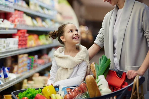 Ragazzina Che Parla Con Sua Madre Mentre Visita Supermercato — Foto Stock