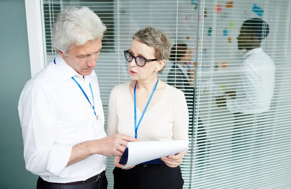 Mogen Kriminaltekniska Examinator Visar Resultaten Criminalistic Undersökning Till Koncentrerad Fbi — Stockfoto