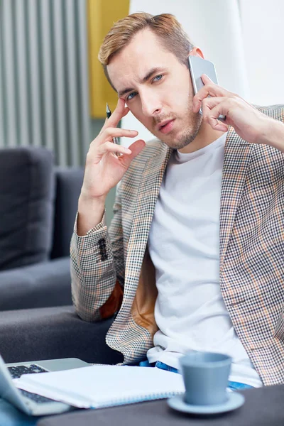 Ernstige Zakenman Met Smartphone Raadpleging Van Zijn Klanten Tijdens Werkdag — Stockfoto