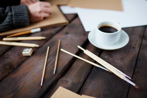 Malutensilien Und Kaffee Auf Holztisch — Stockfoto