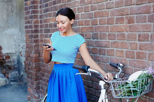 Chica Bonita Escribiendo Sms Mientras Está Pie Junto Pared Ladrillo — Foto de Stock