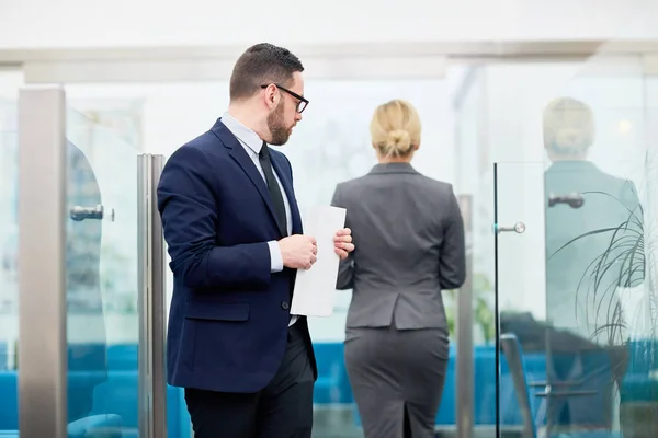 Uomo Giacca Cravatta Guardando Indietro Bella Donna Affari Centro Ufficio — Foto Stock