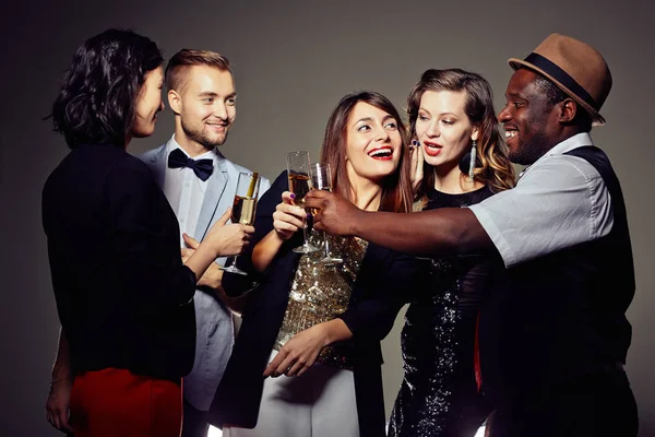 Skupiny Dobře Oblečených Kolegů Cinkání Šampaňské Flétny Společně Zároveň Radostnou — Stock fotografie