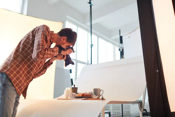 Jeune Photographe Photographiant Composition Alimentaire Sur Table Studio Production — Photo