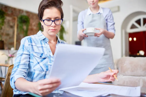 Comptable Occupé Lire Des Documents Financiers Contrat Attendant Son Café — Photo