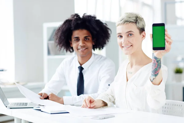 Eine Der Erfolgreichen Multiethnischen Mitarbeiterinnen Zeigt Neugierige Werbung Oder Stellenangebote — Stockfoto