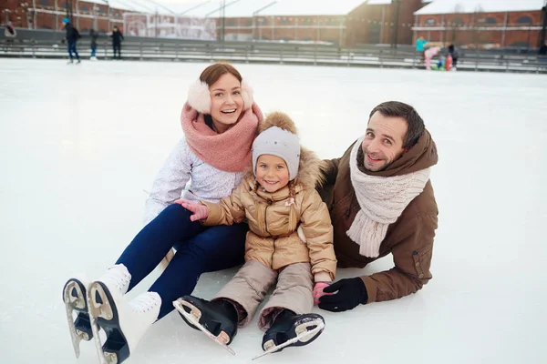 Heureuse Famille Trois Assis Sur Patinoire Jour Hiver Loisir — Photo