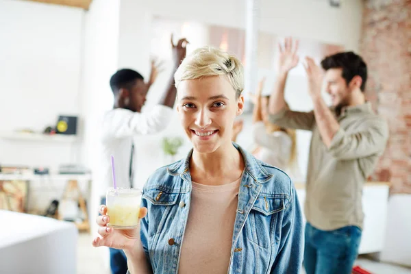 Chica Bonita Con Vaso Cóctel Mirando Cámara Fondo Sus Amigos — Foto de Stock