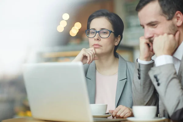 Los Empleados Pensativos Que Leen Información Línea Ordenador Portátil — Foto de Stock