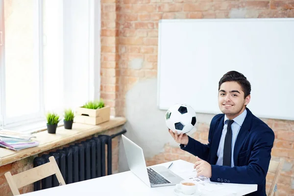 Impiegato Aziendale Con Pallone Calcio Seduto Sul Posto Lavoro Davanti — Foto Stock