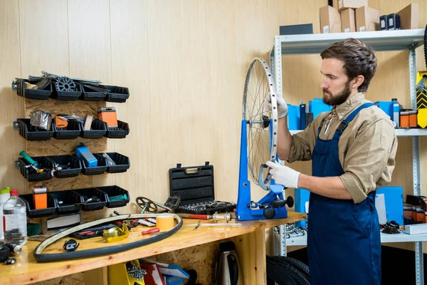 Bebaarde reparateur geconcentreerd op het werk — Stockfoto