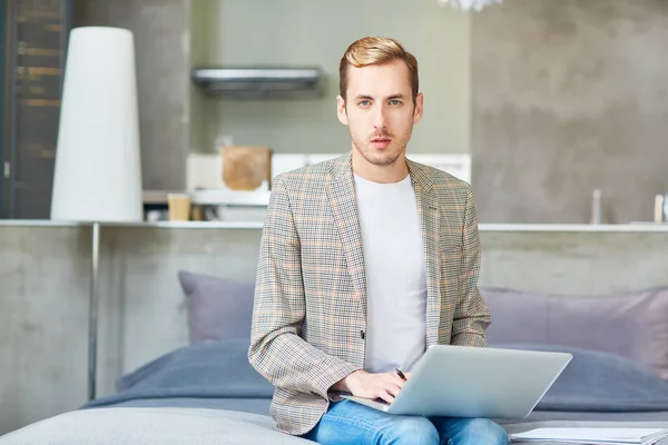 Young Home Office Manager Laptop Sitting Bed Networking — Stock Photo, Image