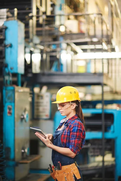 Profilansicht Einer Maschinenarbeiterin Beim Lesen Der Bedienungsanleitung Auf Einem Digitalen — Stockfoto