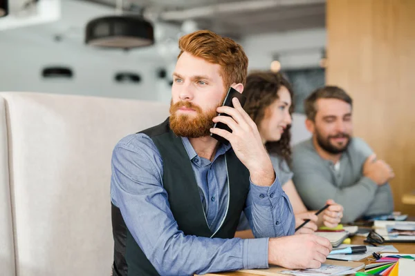 Jong Gebaard Bedrijfsleider Spreken Mobiele Telefoon Met Zijn Ploeg Achter — Stockfoto