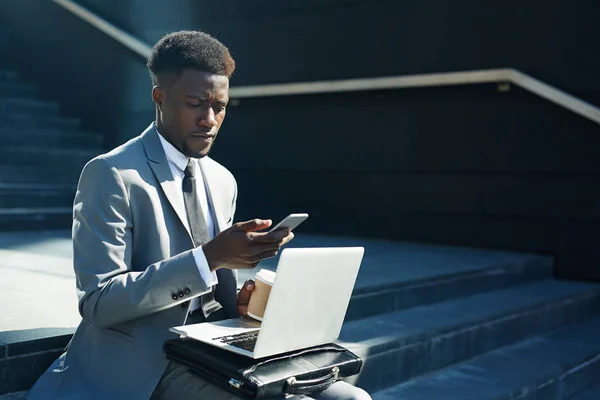 Biznesmen Laptopa Smartphone Siedząc Schodach Ulicy — Zdjęcie stockowe