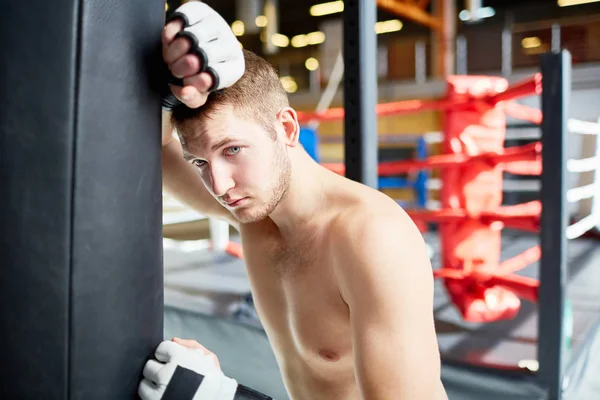Kickboxer Cansado Apoyado Contra Saco Boxeo —  Fotos de Stock