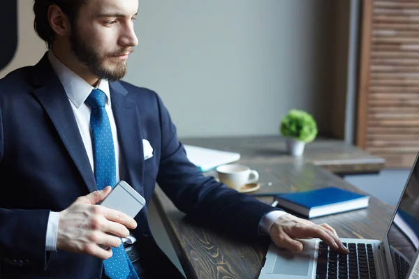 Porträtt Stilig Eleganta Affärsman Upptagna Med Att Arbeta Med Bärbar — Stockfoto