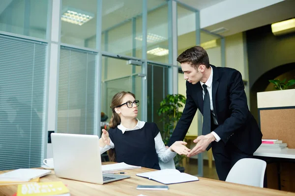 Team Aus Selbstbewussten Jungen Managern Die Ideen Über Vielversprechende Projekte — Stockfoto