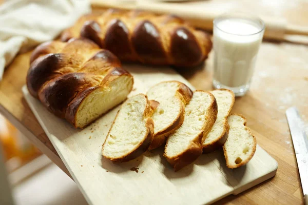 Ahşap Tahta Taze Süt Tarafından Taze Dilimlenmiş Ekmek — Stok fotoğraf