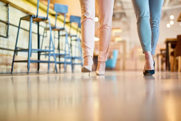 Dos Mujeres Jóvenes Leggins Zapatos Tacón Alto Caminando Junto Mostrador — Foto de Stock