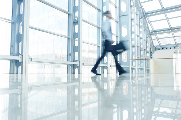 Eiliger Geschäftsmann Läuft Modernes Bürozentrum Hinunter — Stockfoto