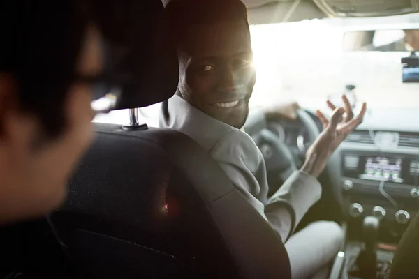 Unga Bilförare Frågar Affärsman Var Att — Stockfoto