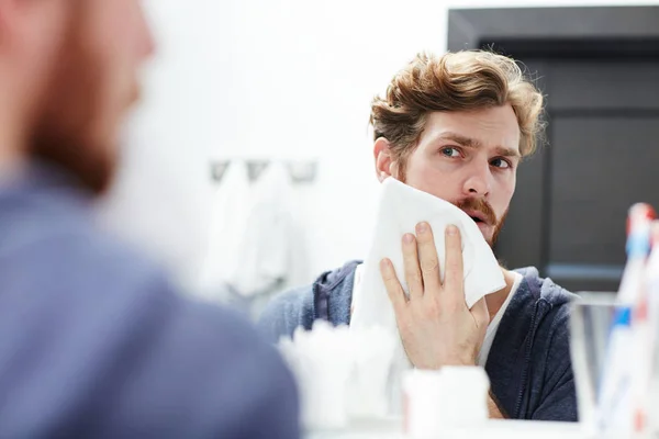 Mladý Muž Blotting Podrážděnou Kůži Tím Ručník — Stock fotografie