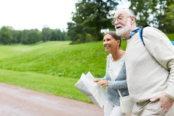 Verbaasd Senior Paar Zag Iets Nieuwsgierig Door Landweg — Stockfoto