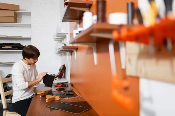 Jonge Professionele Tanner Werken Zijn Eigen Atelier — Stockfoto