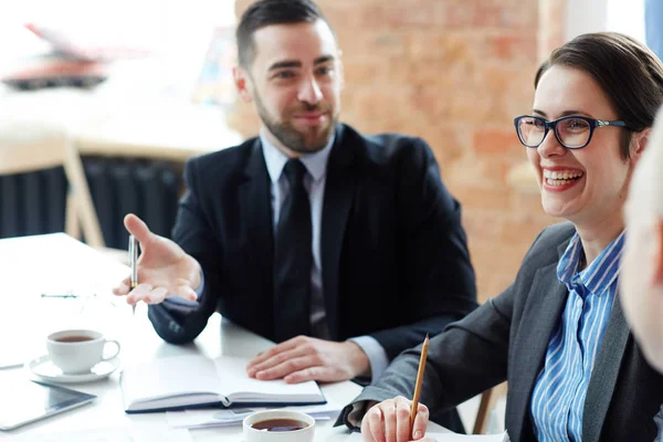 Grupo Colegas Que Interactúan Por Lugar Trabajo — Foto de Stock