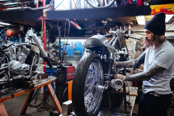 Retrato Vista Lateral Del Hombre Tatuado Trabajando Reparación Garaje Motocicleta — Foto de Stock