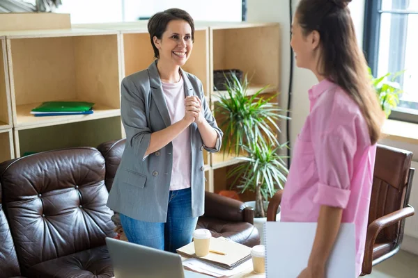 Mujer Feliz Atenta Escuchando Colega Contar Buenas Noticias Oficina — Foto de Stock