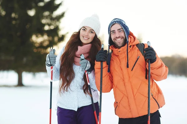 年轻情侣在森林里滑雪一起在冬天周末 — 图库照片