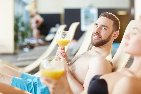 Gömleksiz Adam Kız Arkadaşıyla Spa Resort Adlı Dinlenirken Kameraya Bakarak — Stok fotoğraf