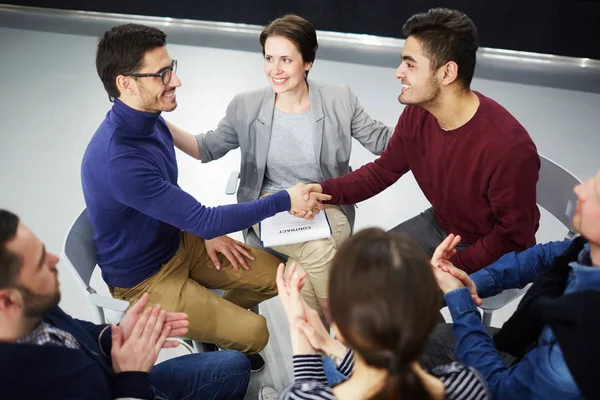 Glückliche Männer Beim Händeschütteln Mit Hilfreichen Psychologen Und Applaudierenden Kollegen — Stockfoto