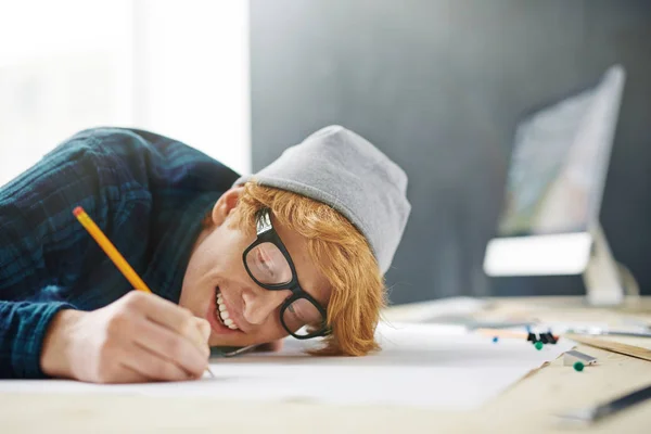 Retrato Joven Hombre Pelo Rojo Creativo Tumbado Escritorio Charlando Través — Foto de Stock