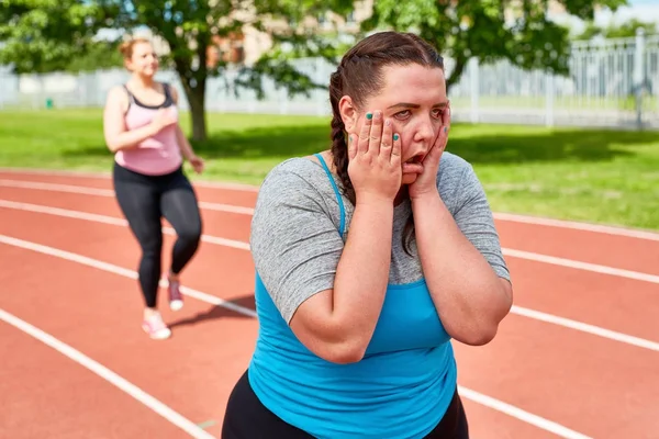 Mulher Gorda Muito Cansado Tocando Seu Rosto Enquanto Correndo Para — Fotografia de Stock