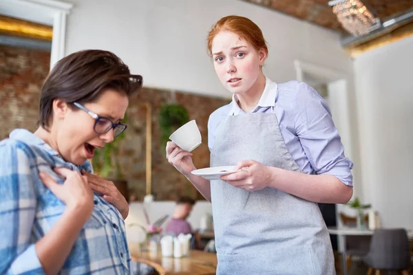 Generad Servitris Med Cup Och Tefat Tittar Kameran Med Missnöjd — Stockfoto